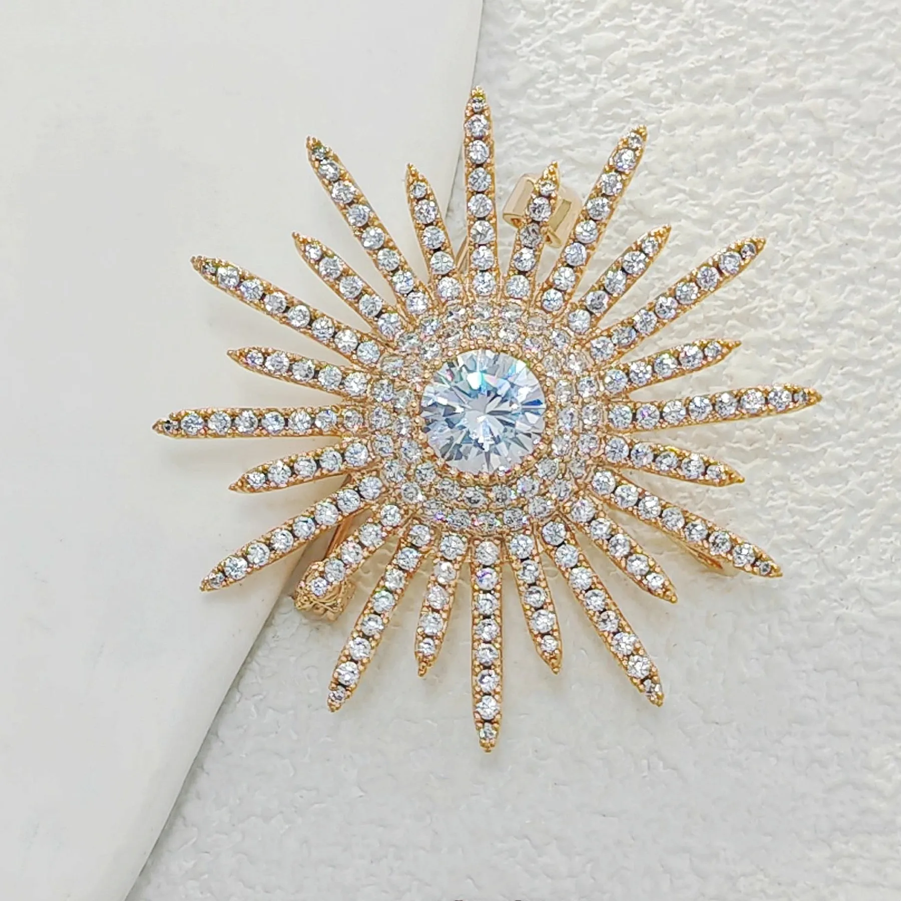 Shinny Gold Tone Micro Pave CZ Round Starburst Pin Brooches Collar Lapel Atomic Jewelry