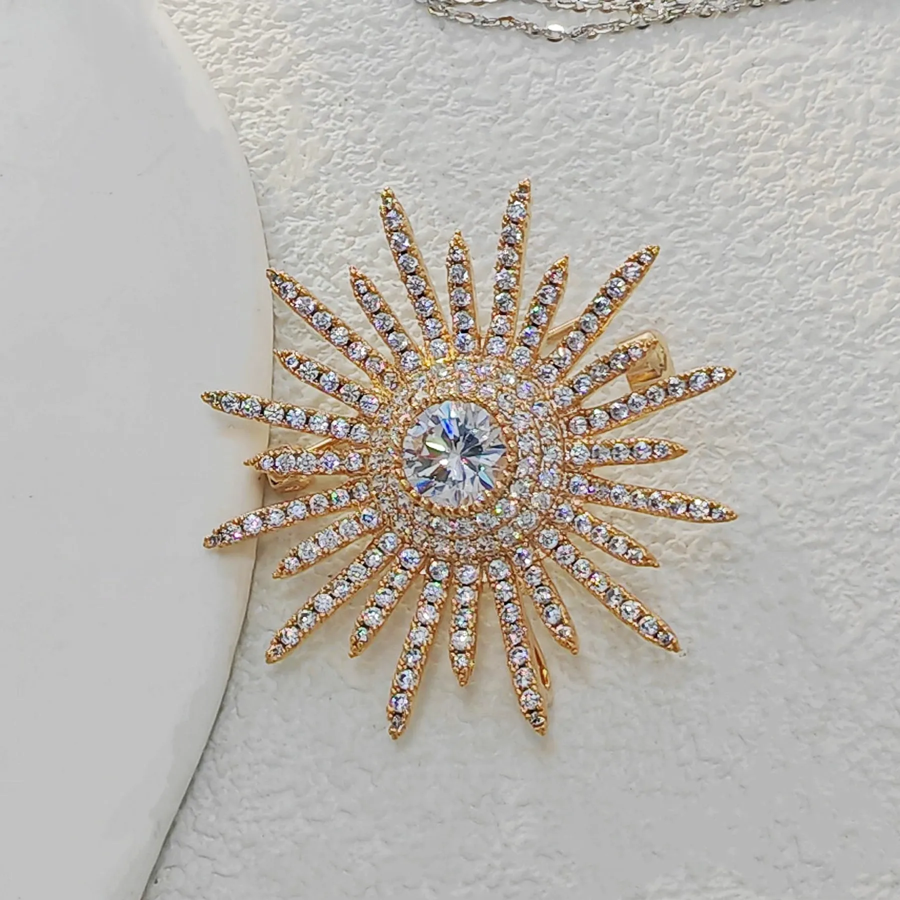 Shinny Gold Tone Micro Pave CZ Round Starburst Pin Brooches Collar Lapel Atomic Jewelry