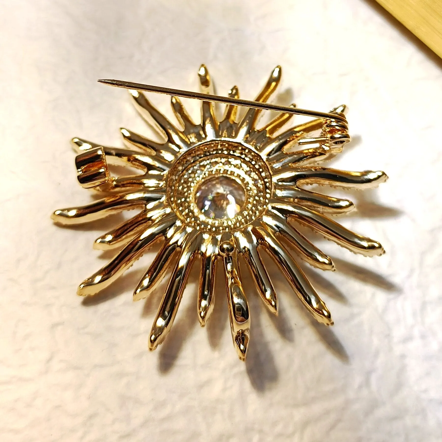 Shinny Gold Tone Micro Pave CZ Round Starburst Pin Brooches Collar Lapel Atomic Jewelry